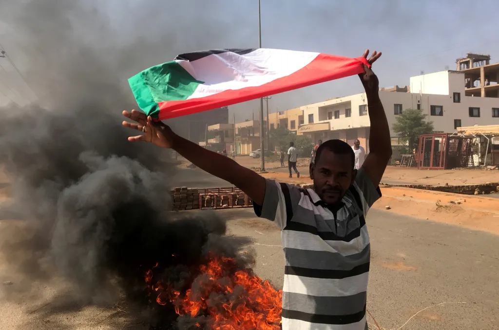 Nejvýše postavený súdánský generál Abdal Fattáh Burhán v pondělí v televizním projevu vyhlásil výjimečný stav a oznámil rozpuštění přechodné vlády. Během následných protestů v Súdánu zemřelo několik lidí