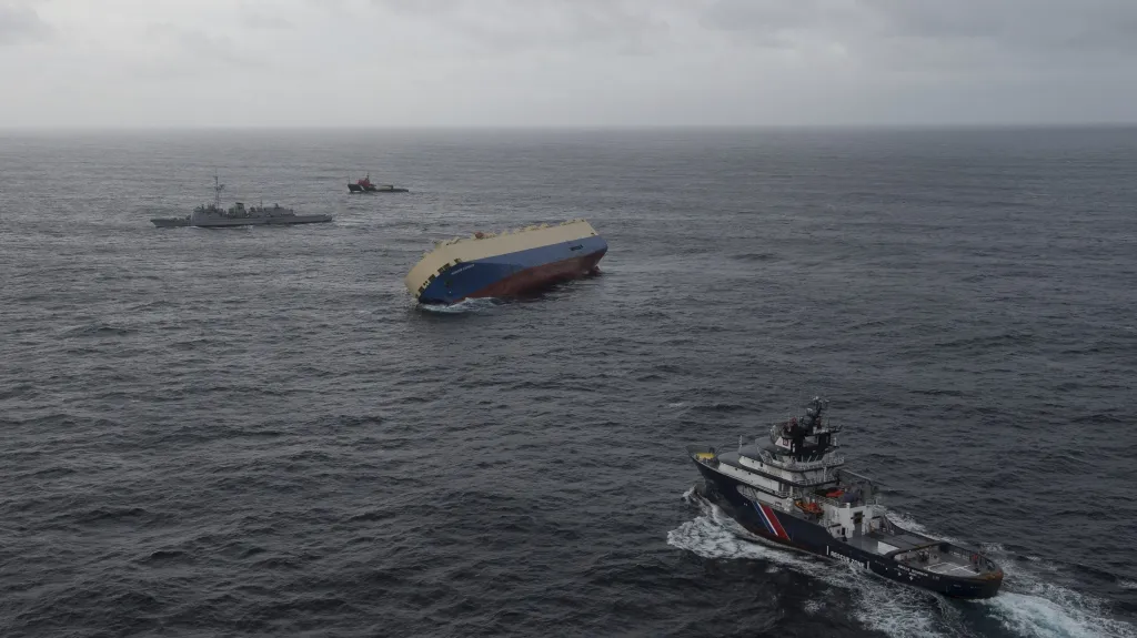 Poškozená loď Modern Express