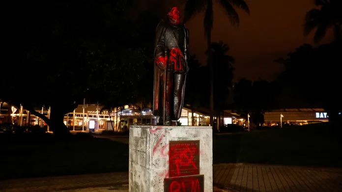 Poničená socha Kryštofa Kolumba v Miami