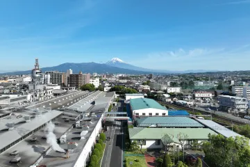 V japonské továrně zranil útočník nejméně patnáct lidí