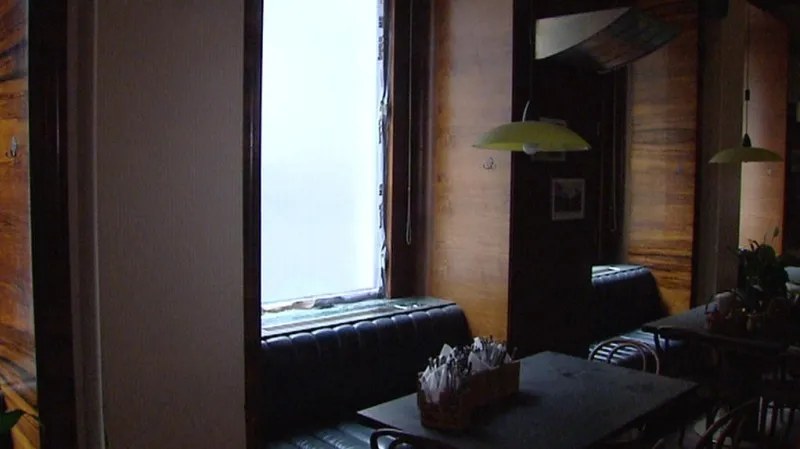 Okna v kavárně jsou provizorně zabezpečena