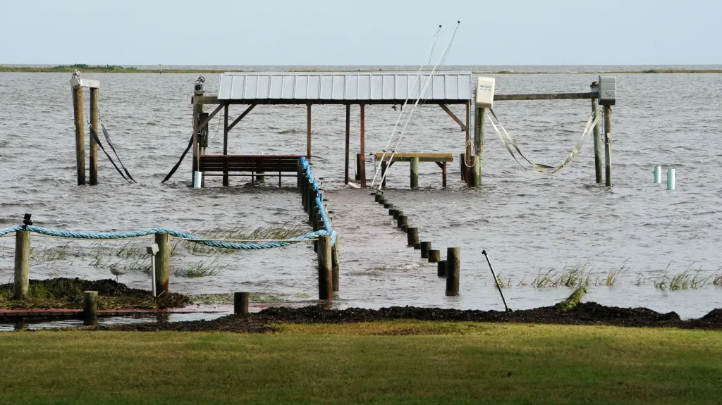 Zaplavené molo ve floridském Carrabelle