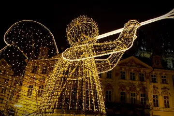 Města začala vánočně zdobit své ulice