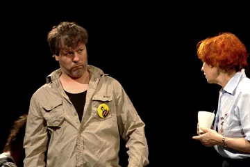 Strážci občanského dobra znovu komentují společnost. Jen knihu vyměnili za divadlo