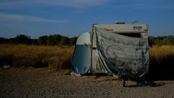 „Dokud budou turisté přicházet, budou existovat lidé ochotní žít v nejistých podmínkách, aby mohli pracovat,“ řekl Jonathan Ariza, pětadvacetiletý mechanik žijící v karavanu