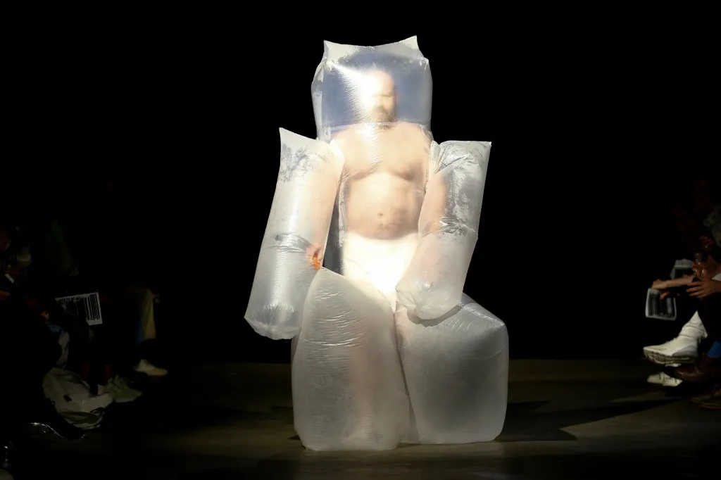 Model představuje kostým z igelitových sáčků během Fashion Week Men’s v Londýně