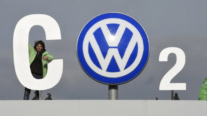 Protest Greenpeace na střeše centrály Volkswagenu