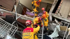 Hasiči pracují na odklízení trosek budovy po zemětřesení na Tchaj-wanu