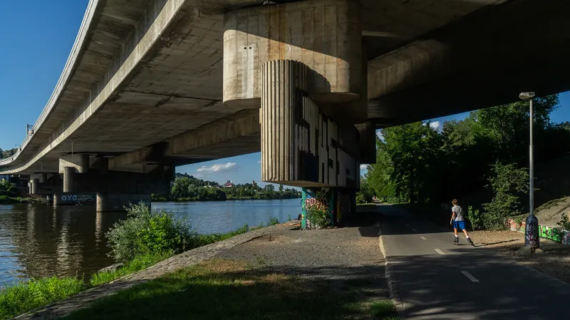 Barrandovský most a jeho pilíře