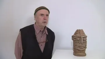 Práci nevidomých sochařů popisuje Štěpán Axman
