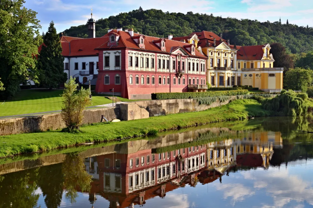 První významnější Santiniho zakázkou bylo vedení stavby konventu cisterciáckého kláštera ve Zbraslavi. Jako honorář obdržel mimo jiné pár vraných koní v ceně 30 zlatých