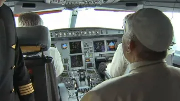 Papež František v kokpitu letadla