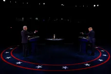 Trump a Biden se střetli v poslední předvolební debatě. Nechyběly útoky a obvinění, byla však klidnější 