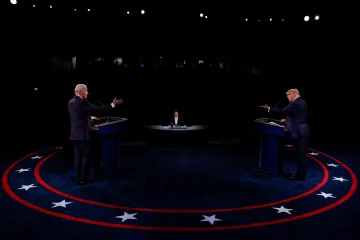 Trump a Biden se střetli v poslední předvolební debatě. Nechyběly útoky a obvinění, byla však klidnější 