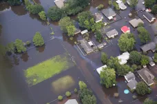 Z tisíciletých záplav v Louisianě si Trump udělal volební kulisy