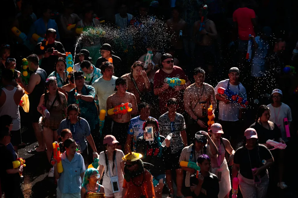 Thajský festival přilákal davy lidí na vodní bitvy