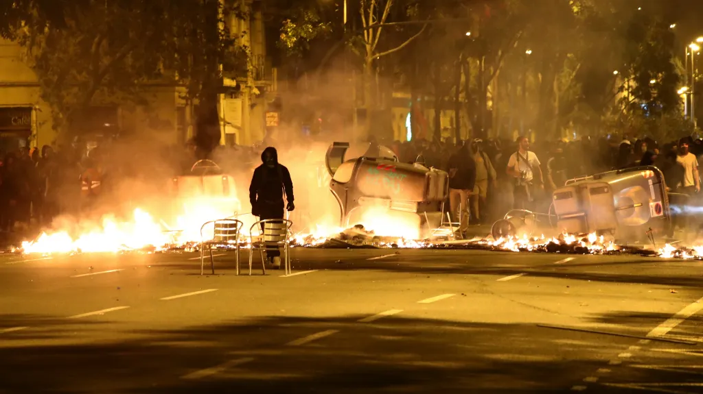 Demonstranti zapalovali barikády