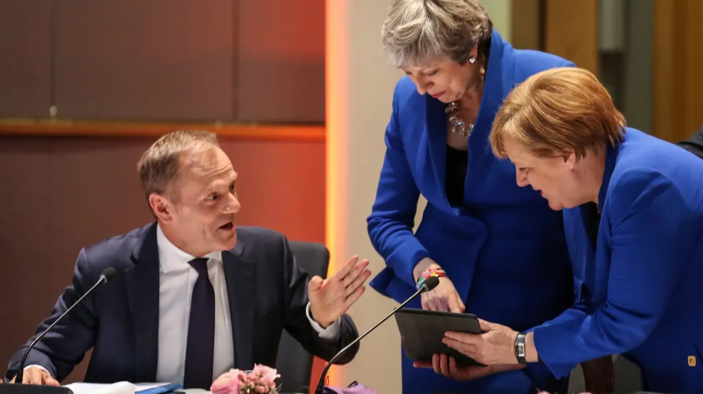Donald Tusk, Theresa Mayová a Angela Merkelová na summitu