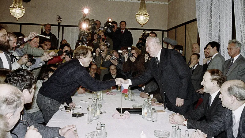 Václav Havel podává ruku Ladislavu Adamcovi