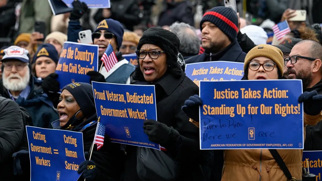 Protest odborů proti hromadnému propouštění federálních zaměstnanců (Washington, 11. 2. 2025)