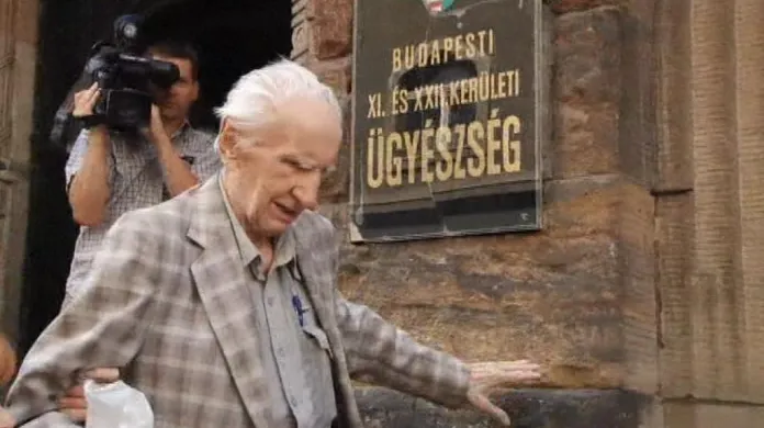 Nacistický válečný zločinec László Csatáry opouští budovu maďarské prokuratury