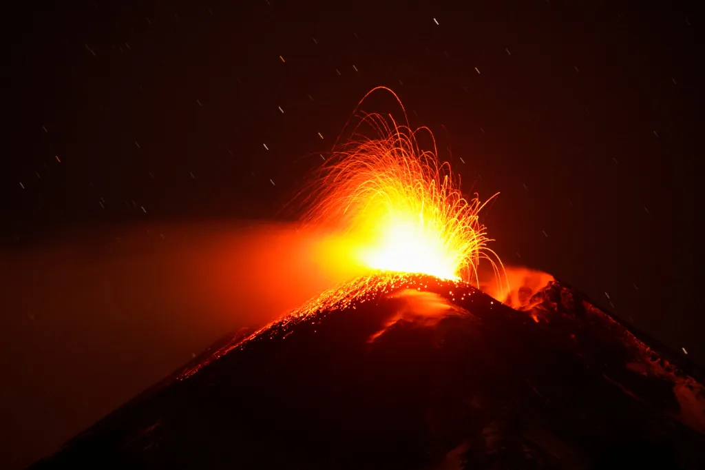 Etna chrlí kouř a lávu