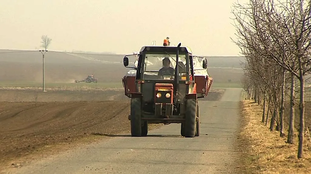 Traktor na silnici