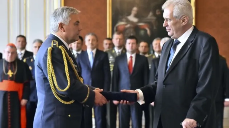 Prezident Miloš Zeman jmenoval 28. října na Pražském hradě do funkce generálmajora velitele vzdušných sil Jaromíra Šebestu.,  Autor: Šimánek Vít,  Zdroj: ČTK