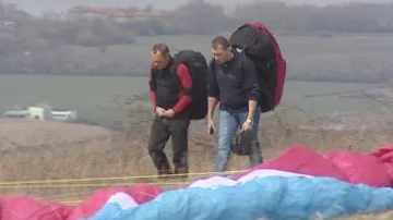 Nahoru se paraglidisté dostanou pěšky
