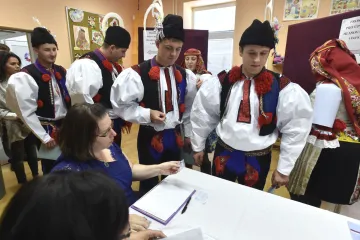 Obrazem: Frajárky a šohajové ve volební místnosti, zdlouhavé sčítání a napětí ve štábech