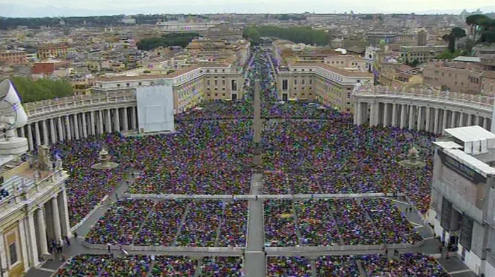 Zástupy věřících ve Vatikánu