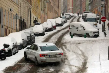Sníh ochromil dopravu. Kamiony blokovaly D1 ve směru na Brno, vlaky nabíraly zpoždění