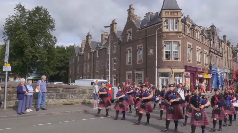 Průvod v typických skotských krojích