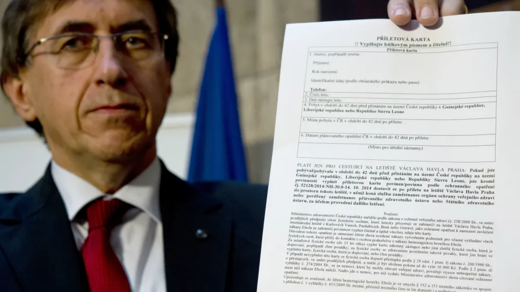 Hlavní hygienik Vladimír Valenta s příletovou kartou proti ebole