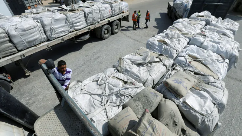 Pytle s cementem na přechodu v Kerem Šalom