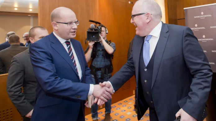 Setkání premiéra Sobotky s místopředsedou EK Timmermansem na besedě v hotelu InterContinental