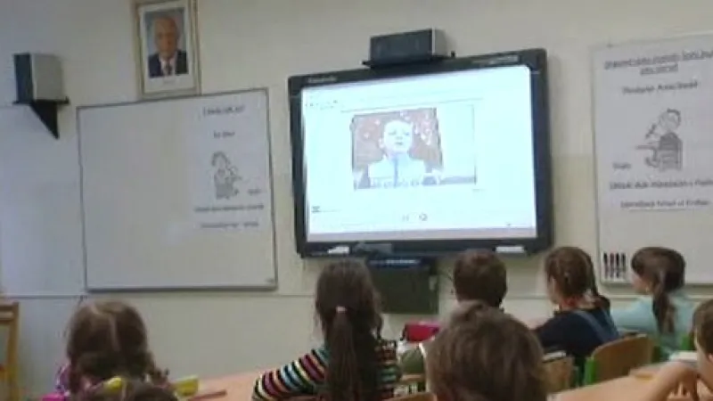 Žákům, kteří žijí s rodiči dlouhodobě v zahraničí, umožňuje základní škola Mládežnická v Havířově výuku on-line.