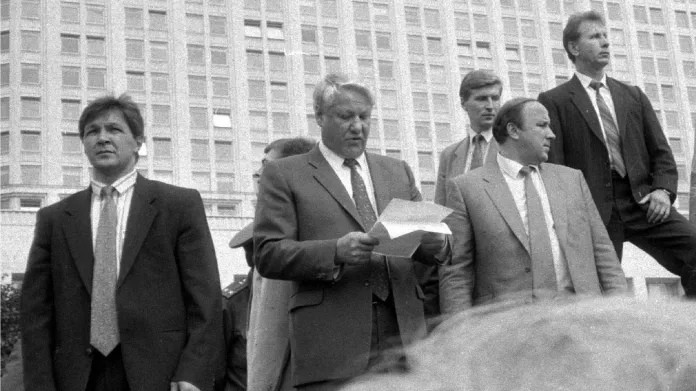 Prezident Jelcin při projevu na tanku před ruským parlamentem (19. 8. 1991)
