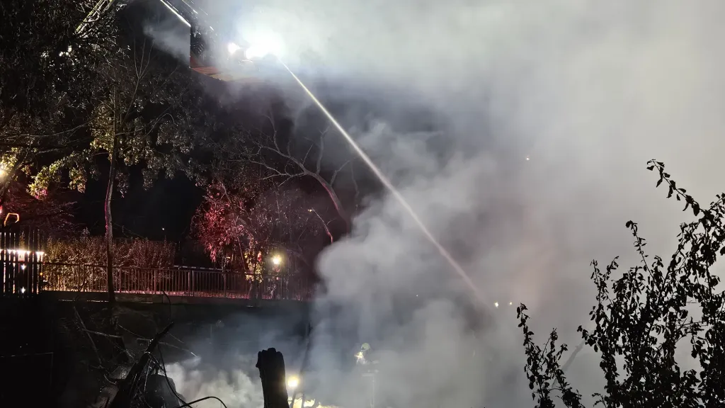 Hasiči zasahují u požáru domu v Brně-Bystrci