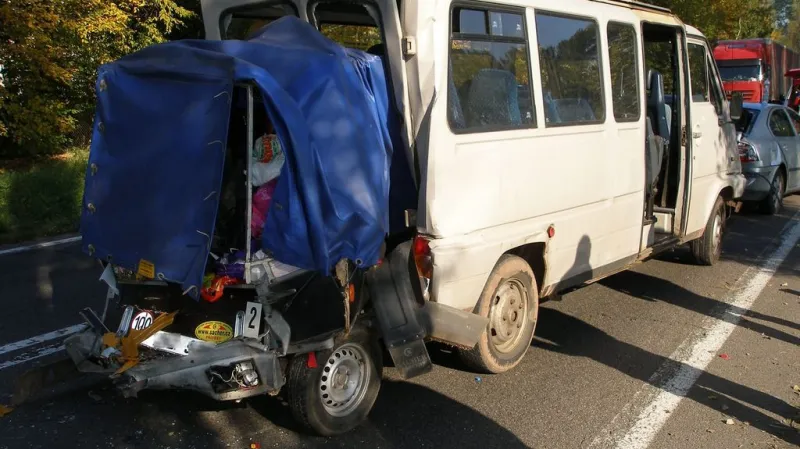 Pětatřicetiletý řidič nákladního mercedesu se zřejmě nevěnoval řízení a zezadu narazil do přívěsu mikrobusu renault. Mikrobus pak náraz odhodil na Škodu Octavii, která jela před ním.