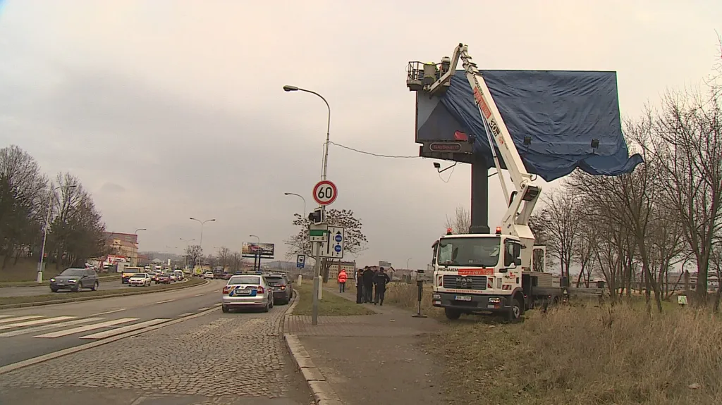 Z nelegálního billboardu v noci někdo odstranil plachtu
