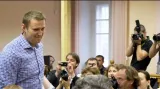 Soud poslal Navalného na pět let za mříže