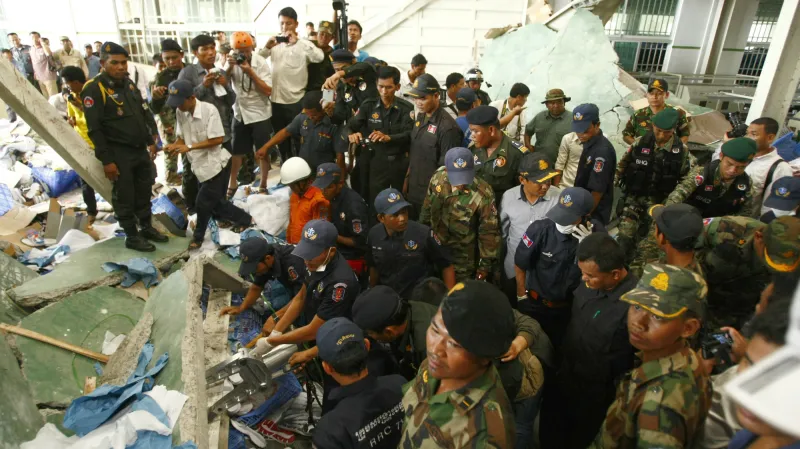 V Kambodži se zřítila továrna na boty