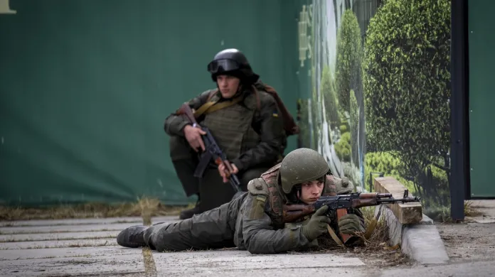 Ukrajinští vojáci střeží strategická místa Kyjeva