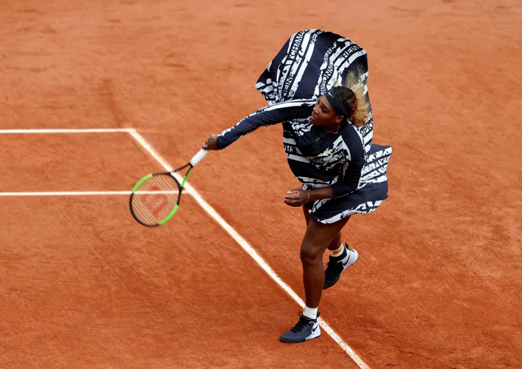 Vítr trápil i tenisovou hvězdu Serenu Williamsovou z USA v utkání s japonskou hráčkou  Kurumi Naraovou na tenisovém French Open v Roland Garros