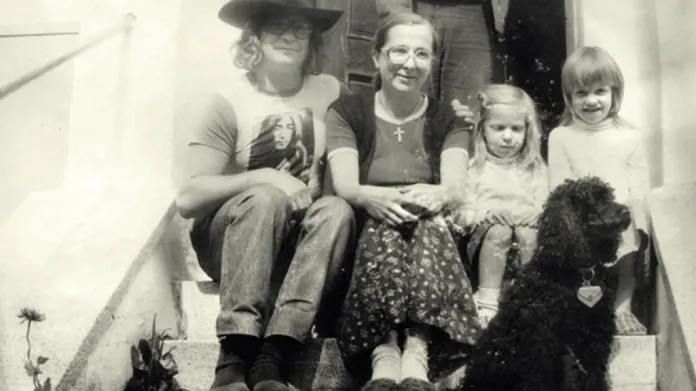Ivan Martin Jirous se svou ženou Julianou a dcerami Martou a Františkou