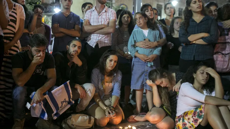 Lidé truchlí nad smrtí mladíků