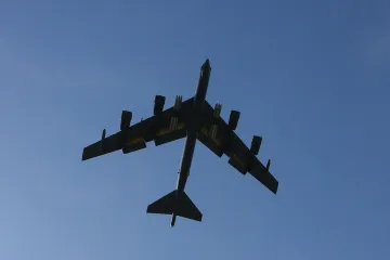 Americký strategický bombardér B-52 se po startu zřítil v Kalifornii