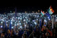 Maďarský server opouštějí desítky novinářů. Tisíce lidí vyrazily na podporu svobody médií do ulic
