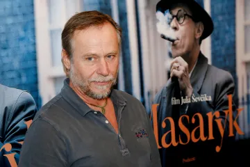 Karel Roden jako Masaryk prochází terapií českých dějin